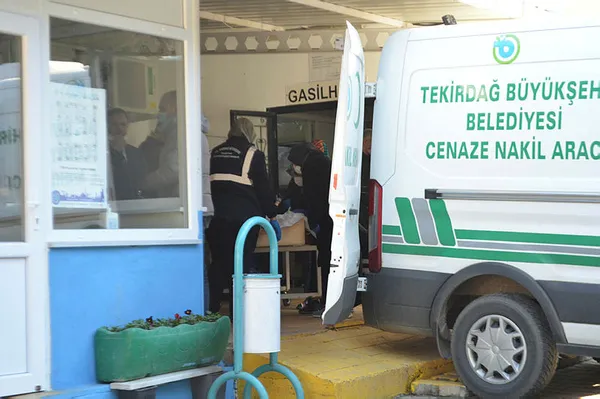 1609328528175.jpg Tekirdağ'da akılalmaz olay! Aile üyeleri isyan etti: Bu cenaze yürüyerek mi çıktı?-2