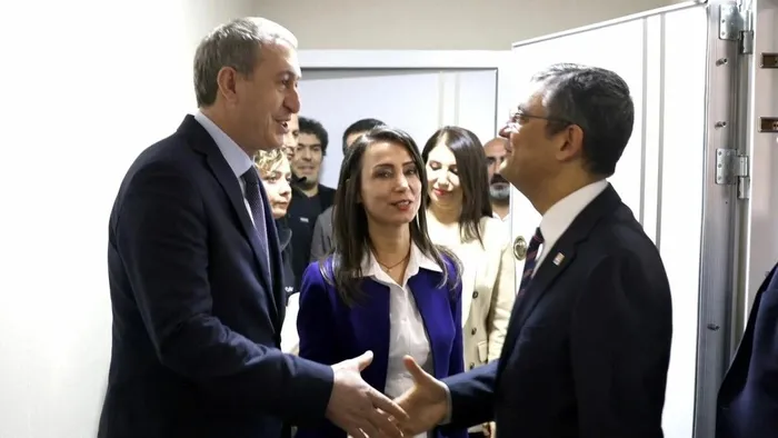 chp-kandille-dem-tuttu-baskan-erdogandan-ozgur-ozele-cok-sert-tepki-ataturkun-kurdugu-partinin-tabutuna-son-ci-1705582828439.jpeg CHP Kandil'le 'DEM' tuttu! Başkan Erdoğan'dan Özgür Özel'e çok sert tepki: Atatürk'ün kurduğu partinin tabutuna son çiviyi çaktı-5