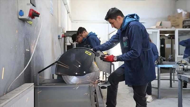 dikkat-bu-kez-meb-uyardi-sahte-kalfalik-ustalik-ve-usta-ogreticiligi-1716817231093.jpeg Dikkat! Bu kez MEB uyardı: Sahte Kalfalık, Ustalık ve Usta Öğreticiliği...-2