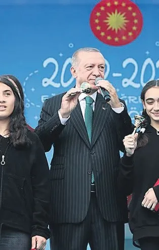 Başkan Erdoğan ilk ders zilini çalarak gençlere seslendi: Kendi ecdadınıza sövdürmeye çalışan köksüzlere kulak asmayın