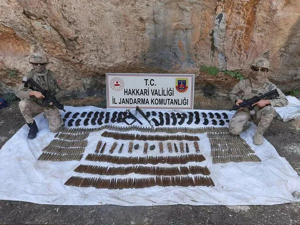 hakkaride-bolucu-teror-orgutupkkya-operasyon-buyuk-miktarda-silah-ve-muhimmat-ele-gecirildi-1623952261974.jpg Hakkari'de bölücü terör örgütü PKK'ya operasyon! Büyük miktarda silah ve mühimmat ele geçirildi-1