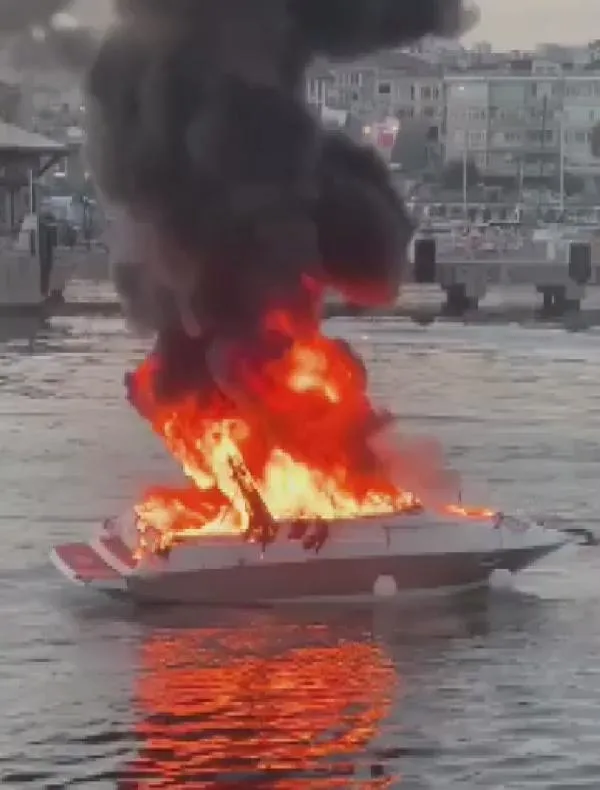 Ataköy'de korkutan tekne yangını: Çok sayıda ekip olay yerine intikal etti-4