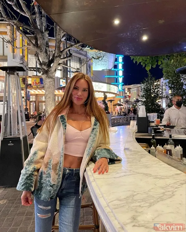 Ebru Şallı dekoltede sınır tanımadı! Sosyal medyada tepki çekti: “Giyinmeyi unutmuş” Havuz başında eşini sarıp sarmalayan Ebru... - 1