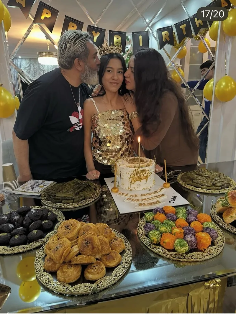 tarik-mengucten-sutlu-cikolatam-dedigi-kizina-duygusal-kutlama-goren-hayran-kaldi-1775547939019.jpg Tarık Mengüç'ten “Sütlü çikolatam” dediği kızına duygusal kutlama! Gören hayran kaldı-7