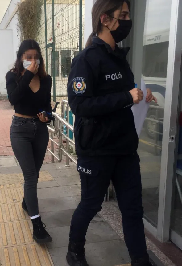 kavga-karakolda-bitti-adanada-bir-genc-kiz-yemek-ve-sigara-istedigi-dayisi-tarafindan-dovuldu-1641884739340.jpg Kavga karakolda bitti! Adana’da bir genç kız, yemek ve sigara istediği dayısı tarafından dövüldü!-4