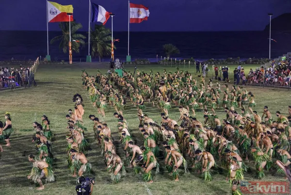 Fransa Cumhurbaşkanı Emmanuel Macron'un Fransız Polinezyası'nda ilginç anları! Boynuna çiçekleri doladılar - 38