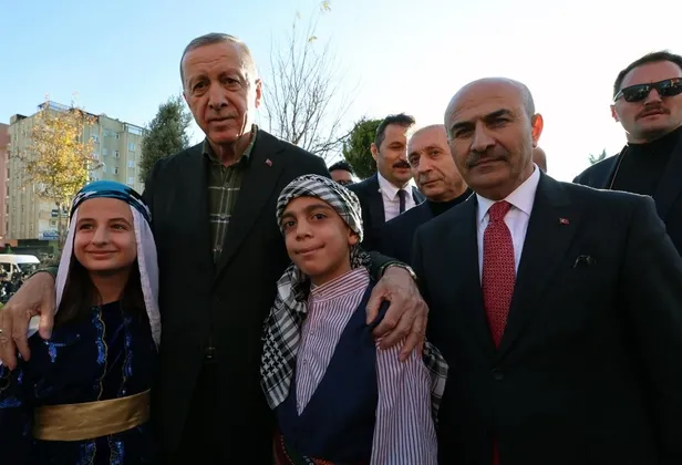 baskan-recep-tayyip-erdogan-mardinde-ak-parti-il-baskanligi-binasini-hizmete-acti-1671289743087.jpeg