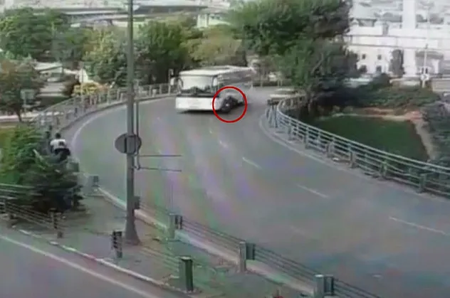 Motosiklet sürücüsü otobüsün altında kalmaktan kıl payı kurtuldu