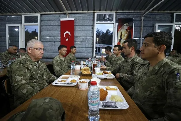 milli-savunma-bakani-hulusi-akar-ilk-iftari-hatayda-mehmetcik-ile-yapti-1679593540521.jpeg