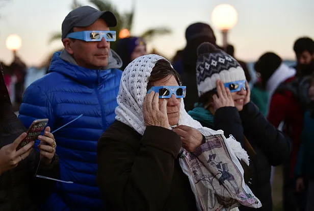 25-ekim-2022-gunes-tutulmasi-nasil-izlenir-gunes-gozlugu-ile-bakilir-mi-gunes-tutulmasi-depreme-neden-olur-mu-1666643512604.jpg Güneş tutulmasında hava kararır mı? 25 Ekim 2022 Güneş tutulması nasıl izlenir, güneş gözlüğü ile bakılır mı? Güneş tutulması depreme neden olur mu?-3