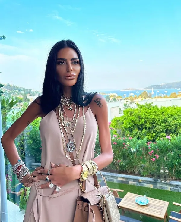 sureyya-yalcina-kalan-16-milyar-dolarlik-mirasa-ne-oldu-ilk-kez-konustu-sosyete-dunyasi-bu-olayla-calkalaniyor-1698734277461.jpg Süreyya Yalçın’a kalan 1.6 milyar dolarlık mirasa ne oldu? İlk kez konuştu! Sosyete dünyası bu olayla çalkalanıyor...-10