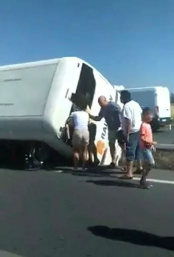 Son dakika haberi: Denizli'de turistleri taşıyan tur otobüsü devrildi: 4 yaralı-1