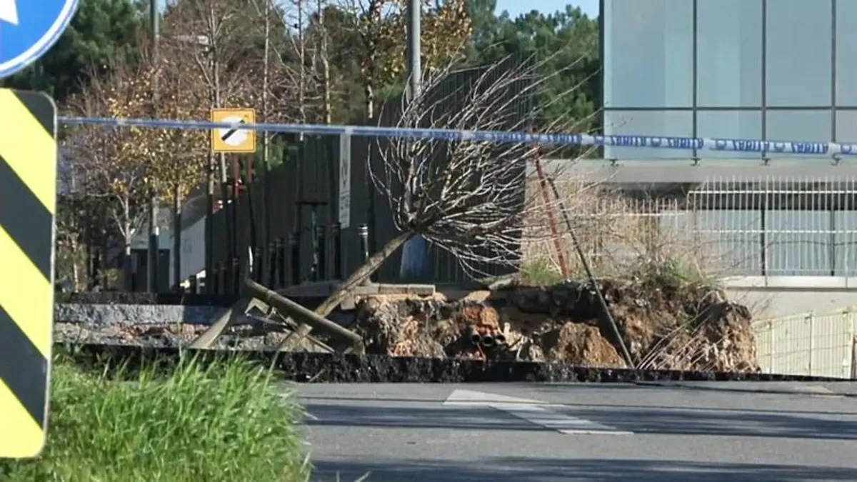 Ümraniye’de istinat duvarı çöktü: Ekipler alarma geçti!
