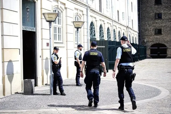 İsveç'te yeni skandal! Salwan Momika'nın parlamento dışında Kur'an- Kerim yakmasına yine göz yumdular-9