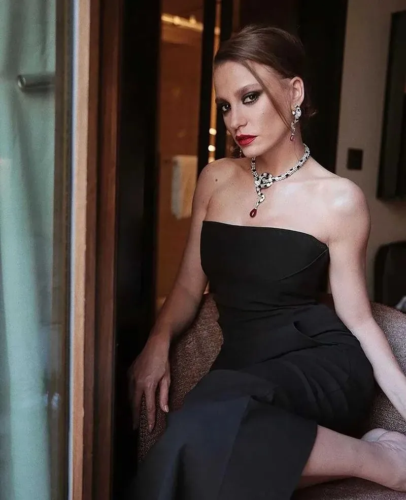 50 bin liralık terlikle dolaşıyor (Takvim.com.tr)