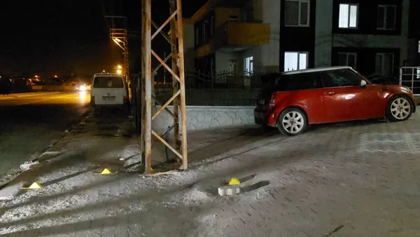 eski-nisanlisinin-park-halindeki-otomobilini-kursunladi-1649234379602.jpg Eski nişanlısının park halindeki otomobilini kurşunladı-4