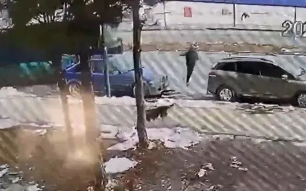 Sivas'ta başıboş sokak köpekleri nedeniyle yola atlayan çocuğa araba çarptı-3