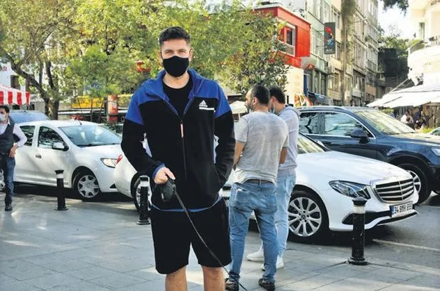 Mert Öcal Bebek'te köpeğini gezdirdi