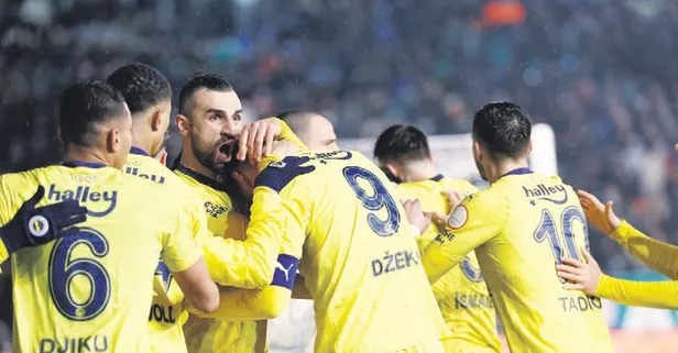 Fenerbahçe çamur kaplı zeminde liderlik koltuğunu geri kazandı!