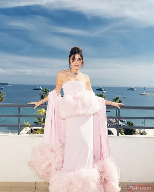 Hande Erçel Riyad’da sahneye çıktı: Arapça konuştu! Alkış yağmuruna tutuldu - 1