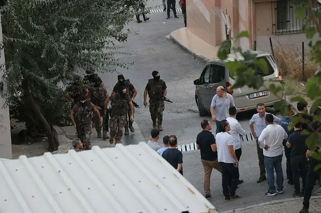 İzmir'de ortalık karıştı! Husumetli olduğu kişileri görünce...