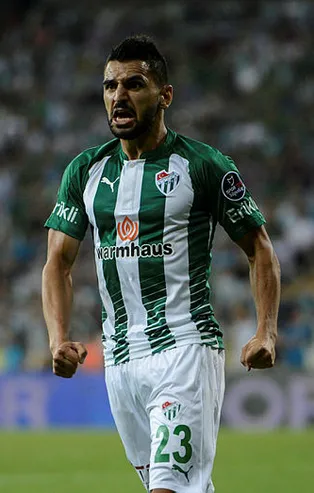 Medipol Başakşehir Aziz Behich'i kadrosuna kattığını duyurdu