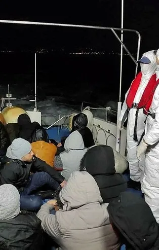 İzmir'de Yunanistan tarafından Türk kara sularına itilen 61 düzensiz göçmen kurtarıldı!