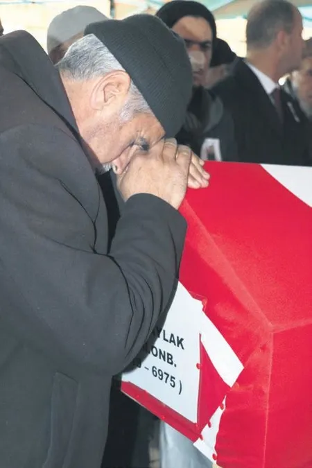 İdlib kahramanları, son yolculuklarına uğurlandı! Şehit babası Saylak: Rahat uyu oğlum intikamınız alındı-1