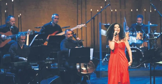 Gülay kırmızı kıyafetiyle dikkat çekti