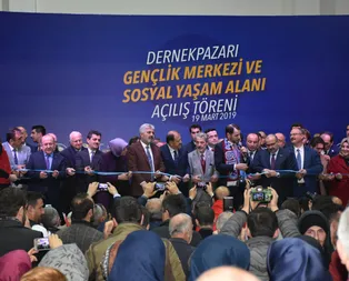 Bakan Albayrak, baba ocağı Dernekpazarı’nda halka seslendi