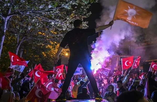 demokrasi-soleni-ak-partililerin-coskusu-sokaga-tasti-1684107891771.jpeg Demokrasi şöleni: AK Partililerin coşkusu sokağa taştı!-8