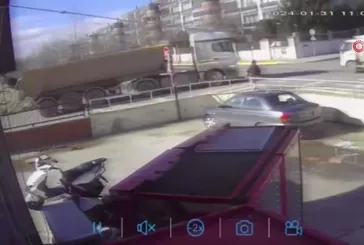 Yolun karşısına geçmeye çalıştı, kamyonun altında kalıp böyle sürüklendi: 1 ölü