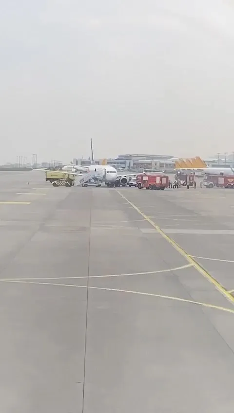 sabiha-gokcen-havalimanina-inen-yolcu-ucaginin-lastigi-patladi-1671801986221.jpg Sabiha Gökçen Havalimanına inen yolcu uçağının lastiği patladı-2