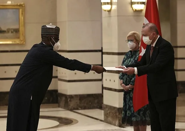 ruanda-ve-nijeryanin-ankara-buyukelcileri-baskan-erdogana-guven-mektubu-sundu-1624462919066.jpeg Ruanda, Gambiya ve Nijerya'nın Ankara Büyükelçileri Başkan Erdoğan'a güven mektubu sundu-3