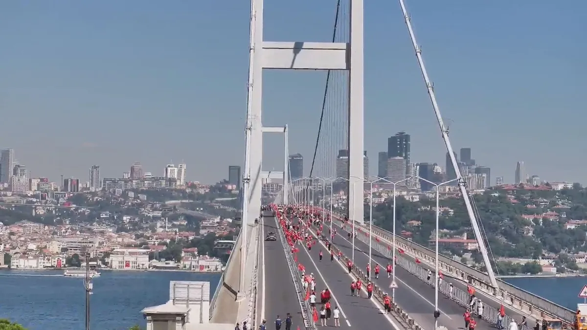 15 Temmuz Şehitler Köprüsü'nde anma yürüyüşü! Türk bayrakları dalgalandı: "O hain darbe gecesini unutmayacağız"-5
