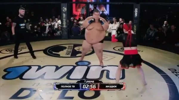 rusyada-62-kilogram-agirligindaki-kadin-dovuscu-darina-mazdyuk-240-kilogram-agirligindaki-grigory-chistyakov-ilk-rauntta-nakavt-etti-1606744748831.jpg Rusya'da 62 kilogram ağırlığındaki kadın dövüşçü Darina Mazdyuk 240 kilogram ağırlığındaki Grigory Chistyakov ilk rauntta nakavt etti-4