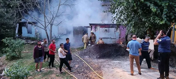 Sarıyer'de korku dolu anlar! 2 gecekondu yangın sonucu küle döndü-5