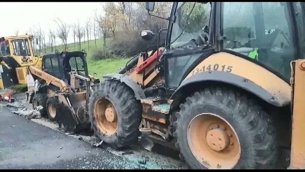 1638970295818.jpg TEM'de freni patlayan kamyon kontrolden çıktı! Yol kenarındaki iş makinelerine çarptı-2