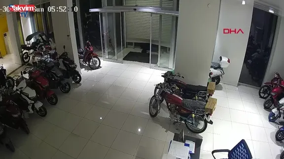Kepengini zorlayarak girdikleri galeriden 1 dakikada 4 motosiklet çaldılar: O anlar kamerada!