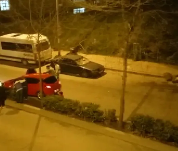 esinin-kacirildigini-sandi-otomobilini-parcaladi-1649762697741.jpg Eşinin kaçırıldığını sandı otomobilini parçaladı-2