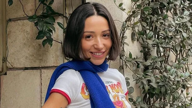 unlu-popcu-zeynep-bastik-3-milyon-tl-kaybetti-1672088488689.jpeg Ünlü popçu Zeynep Bastık 3 milyon TL kaybetti!-5