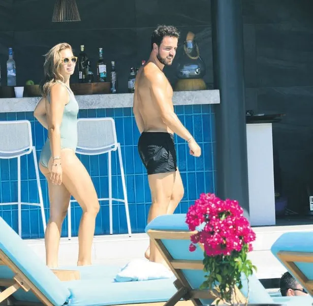 melih-mahmutoglu-sevgilisi-damla-cakiroglu-ile-havuz-keyfi-yapti-1594415631049.jpeg Melih Mahmutoğlu sevgilisi Damla Çakıroğlu ile havuz keyfi yaptı-2