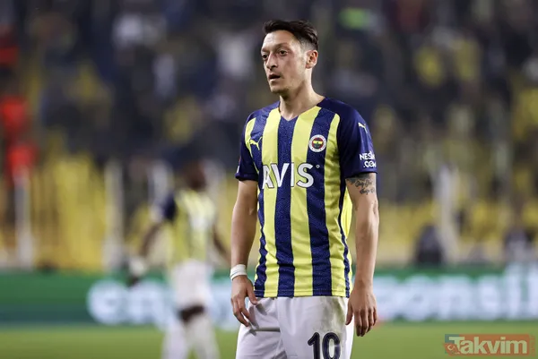Kadıköy'de Fenerbahçe'ye tepki gecesi! Tribünlerden yuhalamalar yükseldi: Mesut Özil ve Altay Bayındır... - 3