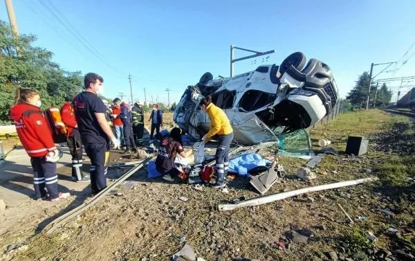 Tekirdağ’ın Ergene ilçesinde tren minibüse çarptı: Ölü sayısı 6'ya yükseldi! Kaza anı kamerada-2