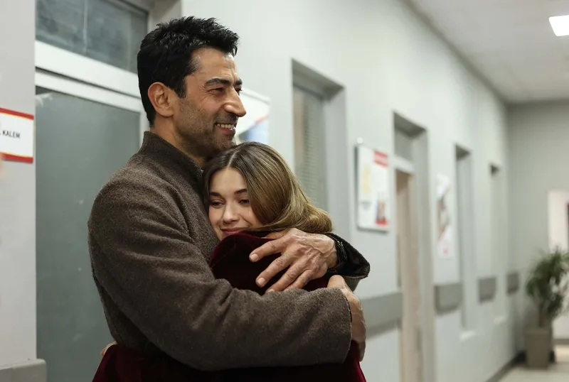 abi-11-bolumuyle-tum-kategorilerde-zirvede-yer-aldi-tahir-ogluna-iftira-atti-1774425475984.jpg A.B.İ. 11. bölümüyle tüm kategorilerde zirvede yer aldı: Tahir oğluna iftira attı!-3