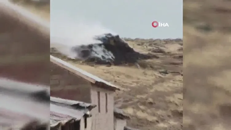 Erciş’te yıldırım düştü: 3 bin bağ ot yandı