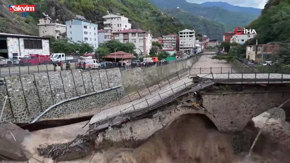Artvin’deki sel tarihi köprüyü yıktı!