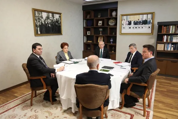 meral-akseneri-takan-yok-kemal-kilicdaroglu-adaylik-icin-fotograf-cektirmeye-gitti-1677837310910.jpg Meral Akşener'i takan yok! Kemal Kılıçdaroğlu adaylık için fotoğraf çektirmeye gitti-2