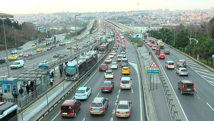 istanbulda-yine-ayni-cile-yeni-yilin-ilk-mesai-gununde-trafik-yogunlugu-1704177277286.jpeg