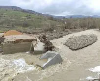 Sağanak yüzünden köprü çöktü tarım alanlarını su bastı
